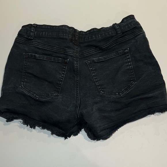 Hippie Laundry Mid Rise Midi Black Distressed Jean Shorts, Size 30 - Picture 6 of 8